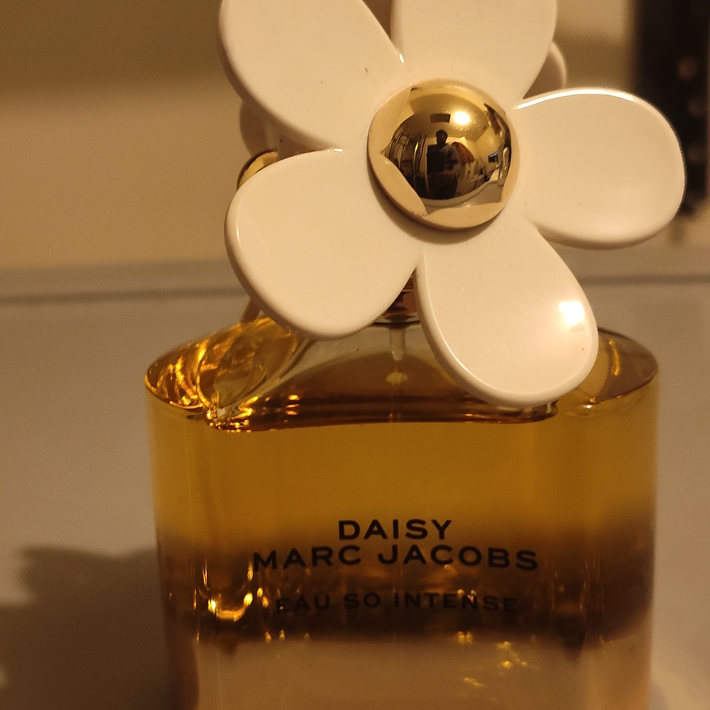 Marc Jacobs Daisy Eau So Intense with White Floral Cap
